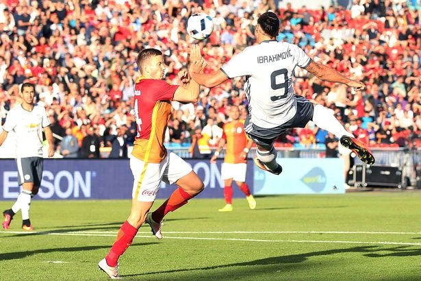 Pha ghi bàn siêu phẩm của Ibarhimovic ở phút thứ 5 của trận đấu