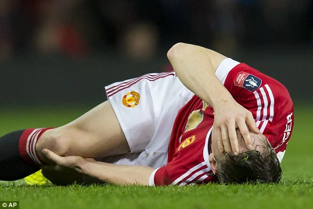 Bastian Schweinsteiger và đoạn kết bi thảm ở M.U ảnh 3 Schweinsteiger dính chấn thương ngay ngày đầu tập trung