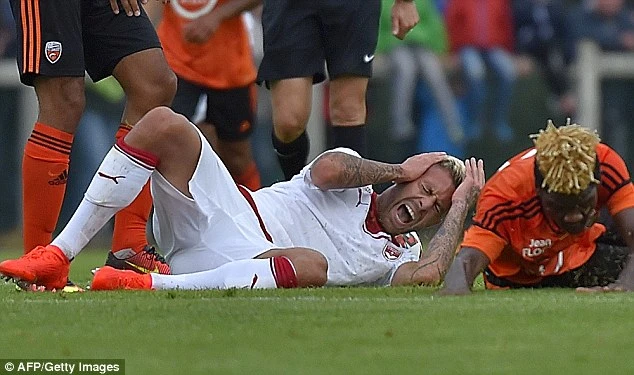  Jeremy Menez ôm tai đau đớn 