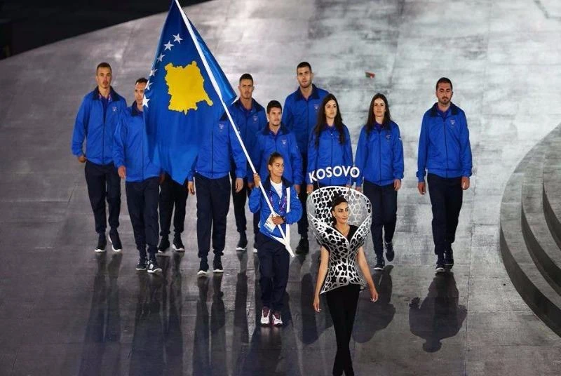 Kelmendi cầm cờ đại diện cho đoàn thể thao Kosovo