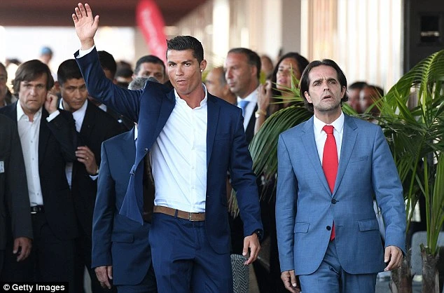 Cristiano Ronaldo dang tay cứu trợ đám cháy quê nhà ảnh 1