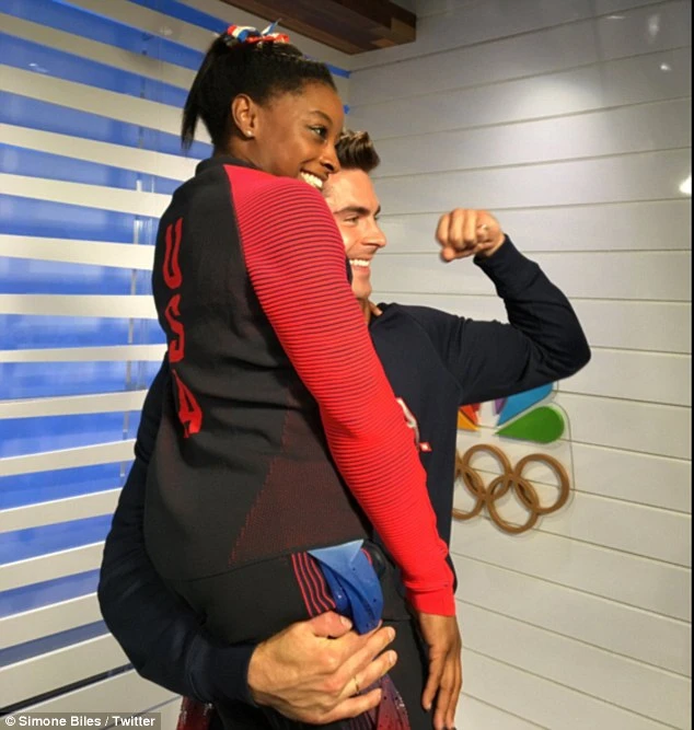 Nhờ đoạt 4 HCV Olympic, Simone Biles đã gặp được ‘soái ca’ trong mộng ảnh 6 Nhờ đoạt 4 HCV Olympic, Simone Biles đã gặp được ‘soái ca’ trong mộng ảnh 6