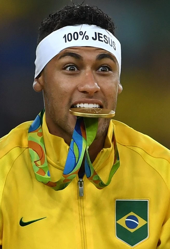 Neymar với chiếc HCV Olympic đầu tiên của Brazil