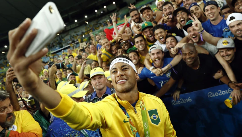 Neymar chia sẻ niềm vui chiến thắng với NHM