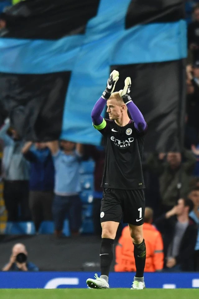 Claudio Bravo chính thức về Man City, Joe Hart 'hết đường sống' ảnh 3 Joe Hart dường như không còn nơi dung thân tại Manchester City. Hiện Everton và Borussia Dortmund muốn có thủ môn này