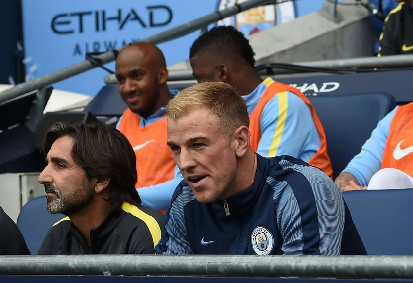 Joe Hart khá cay đắng vì từ vị trí số 1 ở đội bóng gắn bó 10 năm giờ phải ra đi hoặc ngồi vị trí dự bị thứ 3