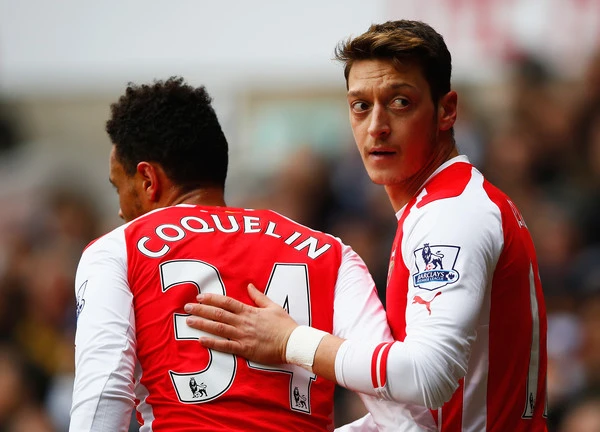 Mesut Ozil chơi bóng với cún cưng Paul Pugboa ảnh 3 Mesut Ozil chơi bóng với cún cưng Paul Pugboa ảnh 3