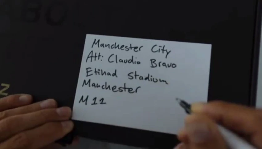Ibrahimovic gửi quà 'độc' cho đối thủ trước trận derby thành Manchester ảnh 3