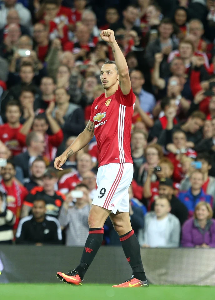 Ibrahimovic gửi quà 'độc' cho đối thủ trước trận derby thành Manchester ảnh 1
