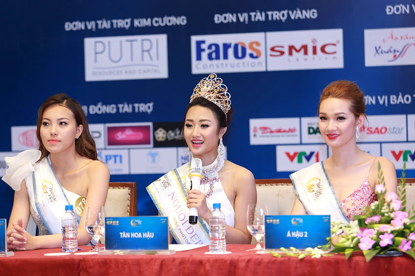 Bộ ba Hoa Hậu và hai Á hậu.