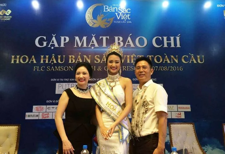 Tân Hoa hậu bản sắc Việt và ba mẹ. 