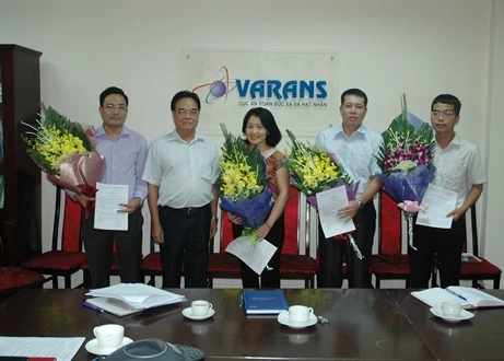 Ông Vương Hữu Tấn trong một lần trao quyết định bổ nhiệm cán bộ tại Cục AT&BXHN. Ảnh Cục AT&BXHN. 