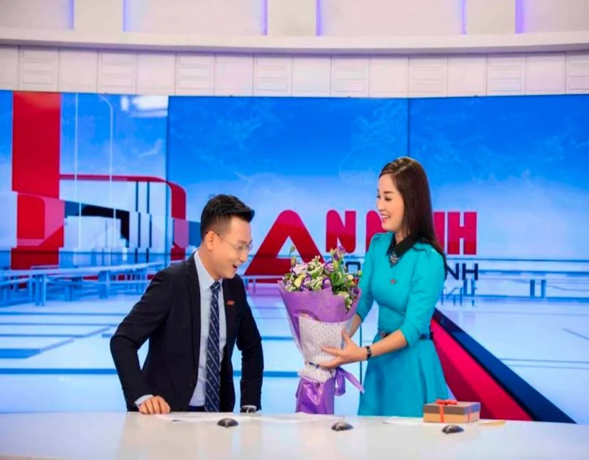 MC Minh Hương 'phá lệ' tặng quà nam MC ngày valentine ảnh 1 Minh Hương tặng hoa cho Thế Cương