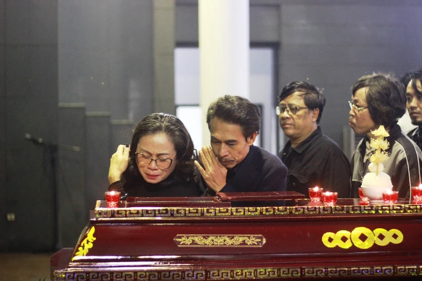 Nghệ sĩ nghẹn ngào tiễn đưa Nghệ sĩ nhân dân Anh Tú ảnh 2 Nghệ sĩ nghẹn ngào tiễn đưa Nghệ sĩ nhân dân Anh Tú ảnh 2