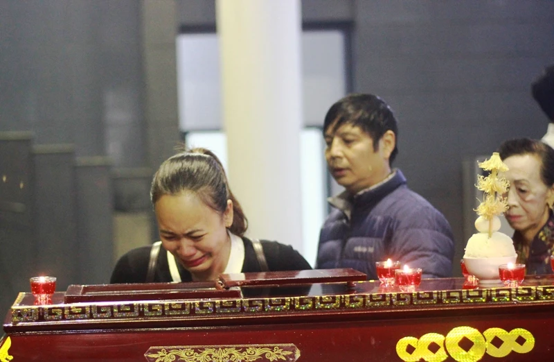 Nghệ sĩ nghẹn ngào tiễn đưa Nghệ sĩ nhân dân Anh Tú ảnh 5 Nghệ sĩ nghẹn ngào tiễn đưa Nghệ sĩ nhân dân Anh Tú ảnh 5
