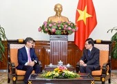 Đại sứ Lào xúc động khi nhận vật chất, tinh thần của Việt Nam