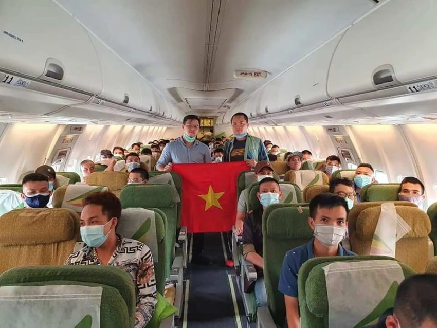 Công dân từ Châu Phi trên máy bay về nước
