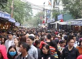 Biển người chen chân đi dâng lễ phủ Tây Hồ đầu năm