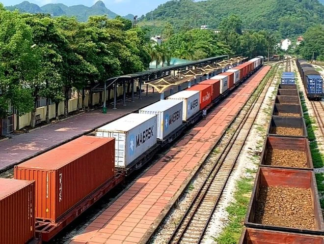 Chuyến tàu chuyên container đầu tiên xuất phát từ ga Yên Viên - Hà Nội kết nối với thành phố Liege - Bỉ. Ảnh: VNR