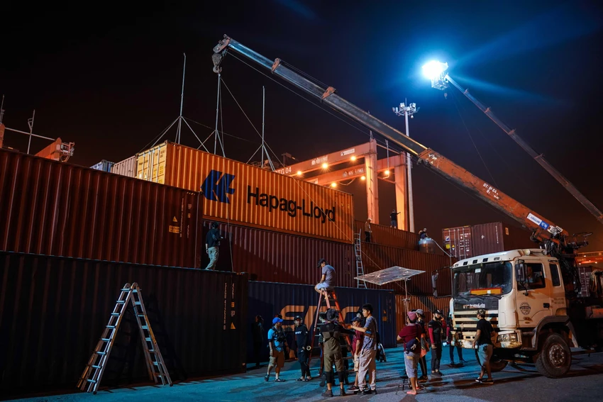 Để phục vụ cho các cảnh mưa, nhiều dàn mưa phức tạp đã được huy động, mỗi ngày ê-kíp phải dùng tới 20.000 – 30.000 lít nước. Ảnh: NSX Để phục vụ cho các cảnh mưa, nhiều dàn mưa phức tạp đã được huy động, mỗi ngày ê-kíp phải dùng tới 20.000 – 30.000 lít nước. Ảnh: NSX
