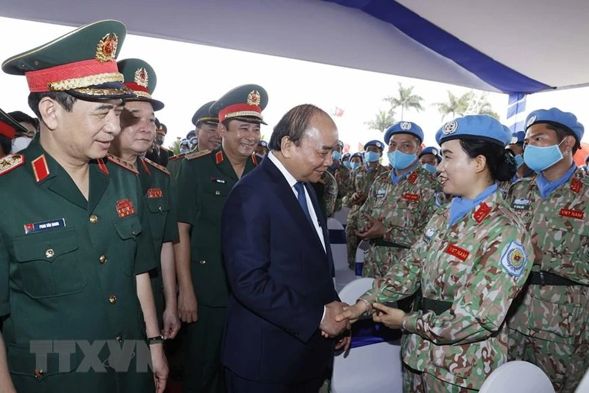 Chủ tịch nước Nguyễn Xuân Phúc gặp gỡ các cán bộ, chiến sỹ trước khi lên đường làm nhiệm vụ. Ảnh: TTXVN. Chủ tịch nước Nguyễn Xuân Phúc gặp gỡ các cán bộ, chiến sỹ trước khi lên đường làm nhiệm vụ. Ảnh: TTXVN.