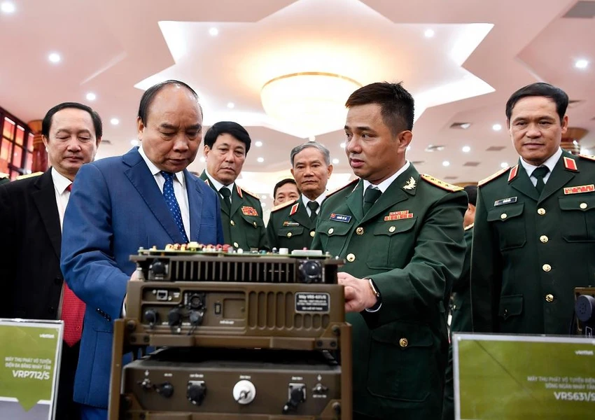 Chủ tịch nước Nguyễn Xuân Phúc và lãnh đạo Bộ Quốc phòng cùng các đại biểu tham quan một số sản phẩm về KH&amp;CN thuộc lĩnh vực quân sự-quốc phòng. Ảnh: VT