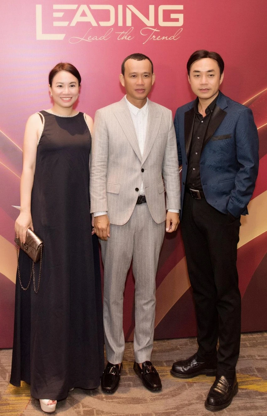 Bà Vũ Thị Hoa, CEO Leading Stars, đơn vị cử Đoàn Hồng Trang đại diện dự thi (trái) và ông Phúc Nguyễn, COO Leading Stars - Ông Đỗ Kim Khánh. Bà Vũ Thị Hoa, CEO Leading Stars, đơn vị cử Đoàn Hồng Trang đại diện dự thi (trái) và ông Phúc Nguyễn, COO Leading Stars - Ông Đỗ Kim Khánh.