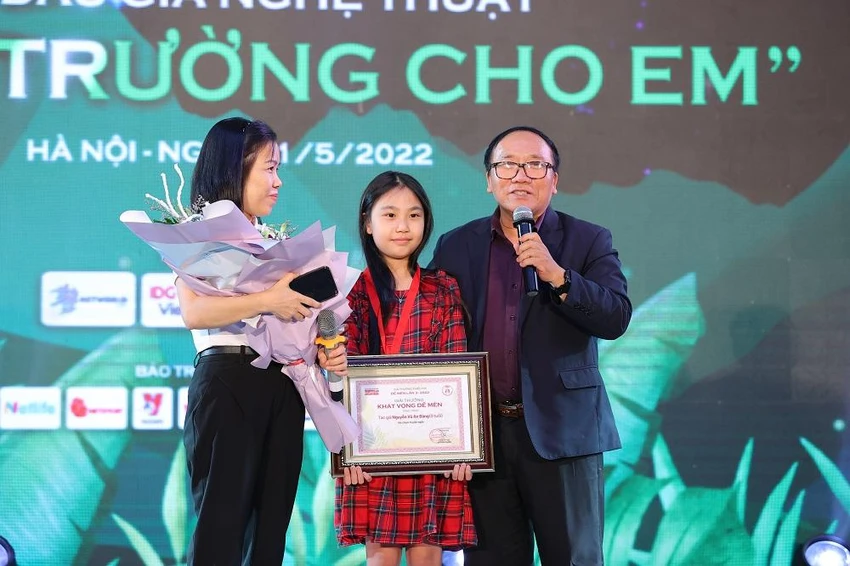 Nhà thơ Trần Đăng Khoa trao giải cho các tác giả. Ảnh: HN Nhà thơ Trần Đăng Khoa trao giải cho các tác giả. Ảnh: HN