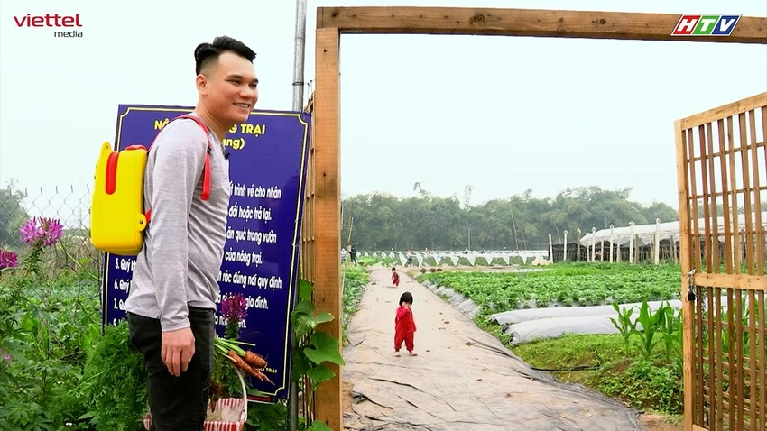 Khắc Việt vào vai “hướng dẫn viên du lịch” khi đưa con thăm vườn dâu. Ảnh: TV