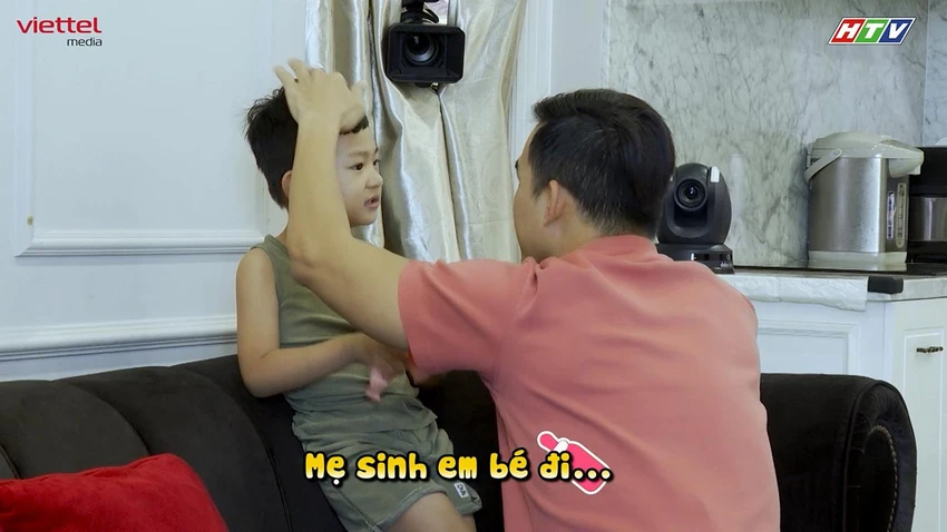 Lương Thế Thành nhờ vả con nói với mẹ về chuyện sinh em bé. Ảnh: TV