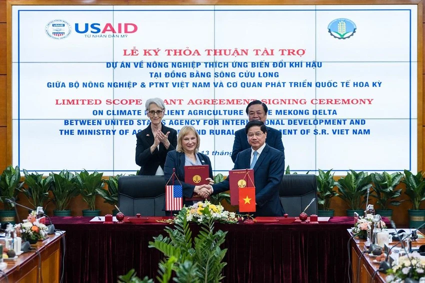 Bộ trưởng Bộ NN&PTNT Lê Minh Hoan và Thứ trưởng Ngoại giao Hoa Kỳ Sherman cùng chứng kiến lễ ký thoả thuận. Ảnh: ĐSQ Mỹ Bộ trưởng Bộ NN&PTNT Lê Minh Hoan và Thứ trưởng Ngoại giao Hoa Kỳ Sherman cùng chứng kiến lễ ký thoả thuận. Ảnh: ĐSQ Mỹ