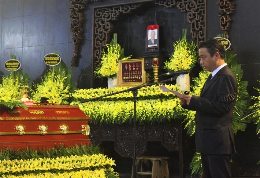 Ông Hoàng Đạo Cương, Thứ trưởng Bộ VH-TT&DL đọc điếu văn. Ông Hoàng Đạo Cương, Thứ trưởng Bộ VH-TT&DL đọc điếu văn.