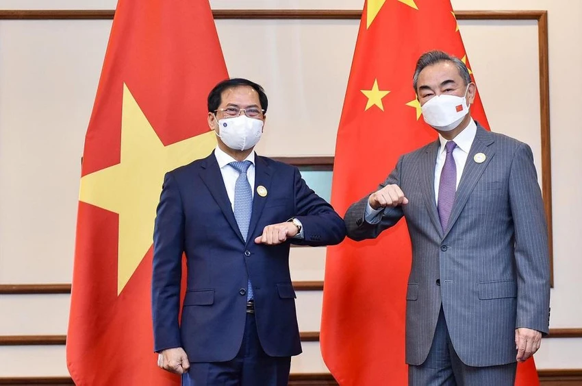 Bộ trưởng Ngoại giao Bùi Thanh Sơn và Ủy viên Quốc vụ, Bộ trưởng Bộ Ngoại giao Trung Quốc Vương Nghị. Ảnh: BNG