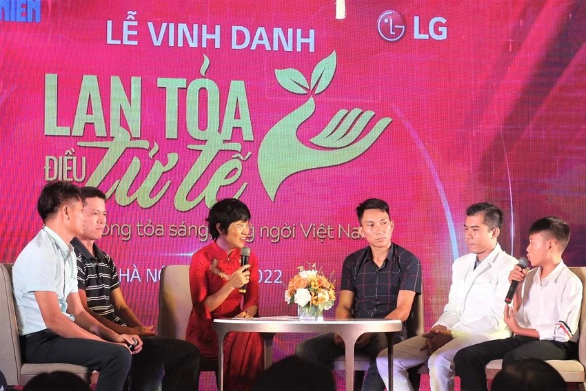 Năm cá nhân được vinh danh tại chương trình 'Lan tỏa điều tử tế - Đồng lòng tỏa sáng, rạng ngời Việt Nam'. Năm cá nhân được vinh danh tại chương trình 'Lan tỏa điều tử tế - Đồng lòng tỏa sáng, rạng ngời Việt Nam'.