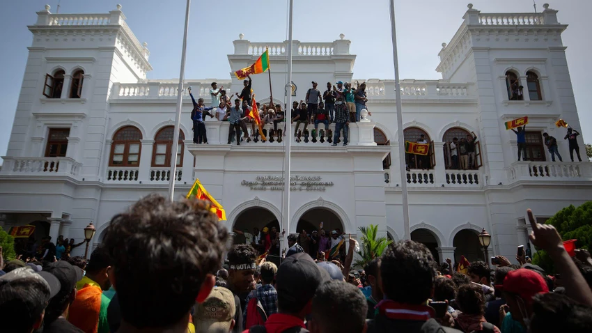Người biểu tình ở Sri Lanka. Ảnh: CNN.