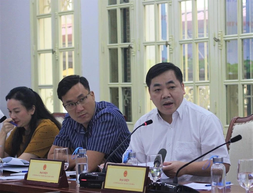 Ông Trần Hướng Dương - Phó Cục trưởng Cục Nghệ thuật biểu diễn trả lời câu hỏi báo chí. Ảnh: VIẾT THỊNH Ông Trần Hướng Dương - Phó Cục trưởng Cục Nghệ thuật biểu diễn trả lời câu hỏi báo chí. Ảnh: VIẾT THỊNH