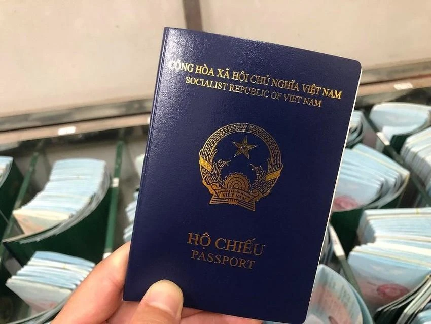Mẫu hộ chiếu mới. Ảnh: TUYẾN PHAN