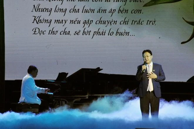 Nhà thơ Hồng Thanh Quang biểu diễn trong một chương trình của mình. Ảnh: VT Nhà thơ Hồng Thanh Quang biểu diễn trong một chương trình của mình. Ảnh: VT