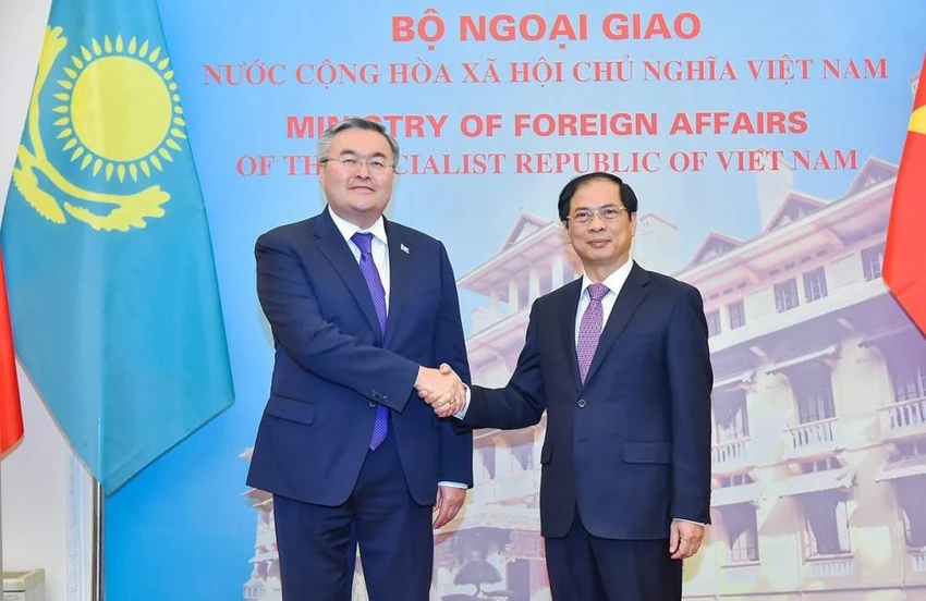 Bộ trưởng Ngoại giao Bùi Thanh Sơn và Phó Thủ tướng, Bộ trưởng Ngoại giao Kazakhstan Mukhtar Tileuberdi. Ảnh: TUẤN ANH Bộ trưởng Ngoại giao Bùi Thanh Sơn và Phó Thủ tướng, Bộ trưởng Ngoại giao Kazakhstan Mukhtar Tileuberdi. Ảnh: TUẤN ANH