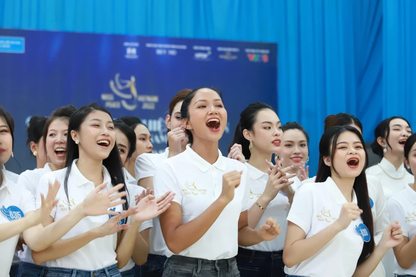 Hoa hậu H'Hen Niê cùng dàn thí sinh Miss Peace Vietnam 2022 trong một hoạt động gần đây. Ảnh: BTC. Hoa hậu H'Hen Niê cùng dàn thí sinh Miss Peace Vietnam 2022 trong một hoạt động gần đây. Ảnh: BTC.