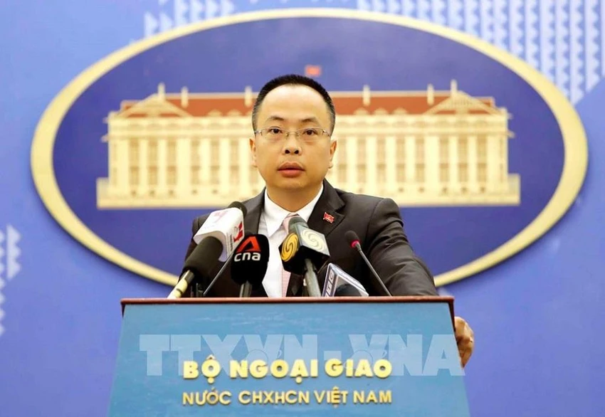 Phó phát ngôn Bộ Ngoại giao Đoàn Khắc Việt tại họp báo. Ảnh: TTXVN Phó phát ngôn Bộ Ngoại giao Đoàn Khắc Việt tại họp báo. Ảnh: TTXVN