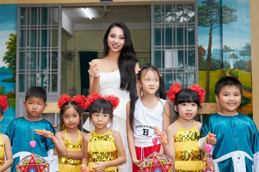 Lâm Thu Hồng bên các em nhỏ của tiểu, trung học Phan Chu Trinh. Lâm Thu Hồng bên các em nhỏ của tiểu, trung học Phan Chu Trinh.