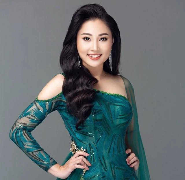 Nguyễn Thị Hoa sinh năm 1997, quê quán tại Hưng Yên, là một nhân viên ngân hàng. Người đẹp 9X quen thuộc với các cuộc thi nhan sắc: Người đẹp Kinh đô 2019, Miss Capital Vietnam 2019. Với kinh nghiệm "chinh chiến" đó, Nguyễn Hoa đặt mục tiêu giành thứ hạng cao tại Miss Peace Vietnam 2022.