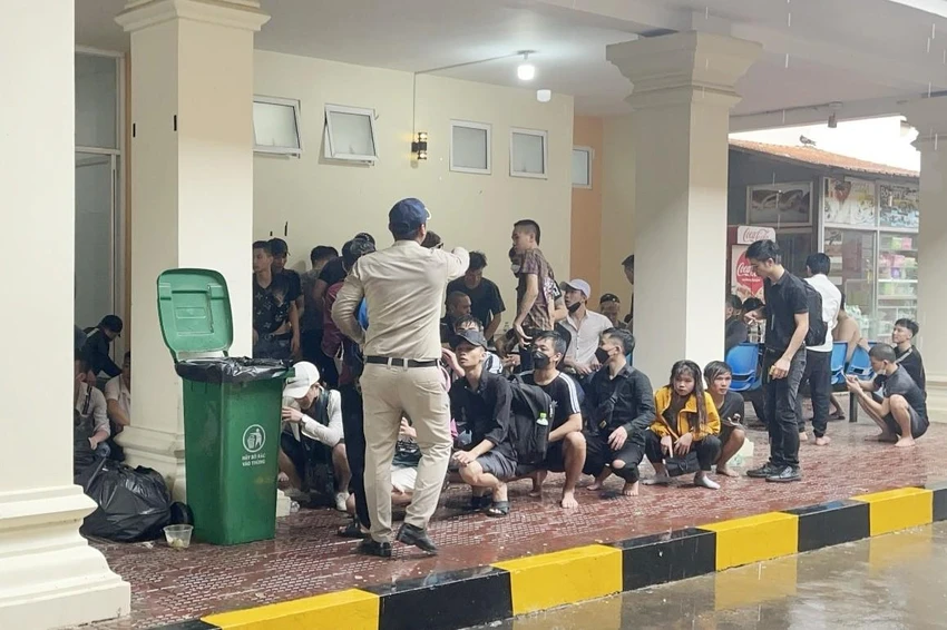 Hàng chục công dân Việt Nam đang được lực lượng chức năng Campuchia giữ lại ở bên kia biên giới. Ảnh: Zing.vn Hàng chục công dân Việt Nam đang được lực lượng chức năng Campuchia giữ lại ở bên kia biên giới. Ảnh: Zing.vn