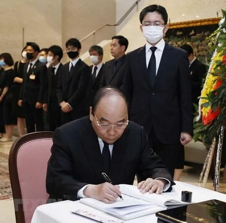 Chủ tịch nước Nguyễn Xuân Phúc ghi sổ tang tưởng niệm cố Thủ tướng Nhật Bản Abe Shinzo. Ảnh: TTXVN Chủ tịch nước Nguyễn Xuân Phúc ghi sổ tang tưởng niệm cố Thủ tướng Nhật Bản Abe Shinzo. Ảnh: TTXVN