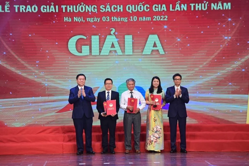 Giải A được trao cho cuốn sách 'Hoàng Việt nhất thống dư địa chí'. Ảnh: VT