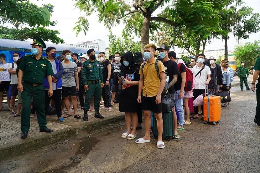 Người Việt Nam bị môi giới bất hợp pháp sang Campuchia được hỗ trợ đưa về nước ở Cửa khẩu Mộc Bài, Tây Ninh. Ảnh: TTXVN. Người Việt Nam bị môi giới bất hợp pháp sang Campuchia được hỗ trợ đưa về nước ở Cửa khẩu Mộc Bài, Tây Ninh. Ảnh: TTXVN.