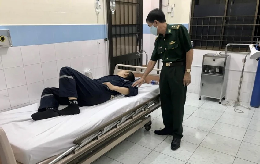 Trung tâm Y tế Quân y Côn Đảo cấp cứu nạn nhân tàu WUZHOU 8. Ảnh: BĐBP cung cấp. Trung tâm Y tế Quân y Côn Đảo cấp cứu nạn nhân tàu WUZHOU 8. Ảnh: BĐBP cung cấp.