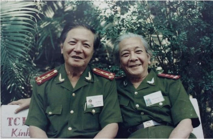 NSƯT Hà Văn Trọng (bên trái) chụp ảnh cùng Đại tá, nghệ sĩ Lê Thế Tục trong phim trường 'Cảnh sát hình sự' năm 2003. Ảnh: Q.N