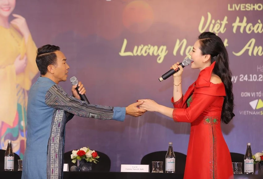 Cái 'bắt tay' của NSƯT Việt Hoàn và Lương Nguyệt Anh gây bất ngờ. Ảnh: HÒA NGUYỄN Cái 'bắt tay' của NSƯT Việt Hoàn và Lương Nguyệt Anh gây bất ngờ. Ảnh: HÒA NGUYỄN